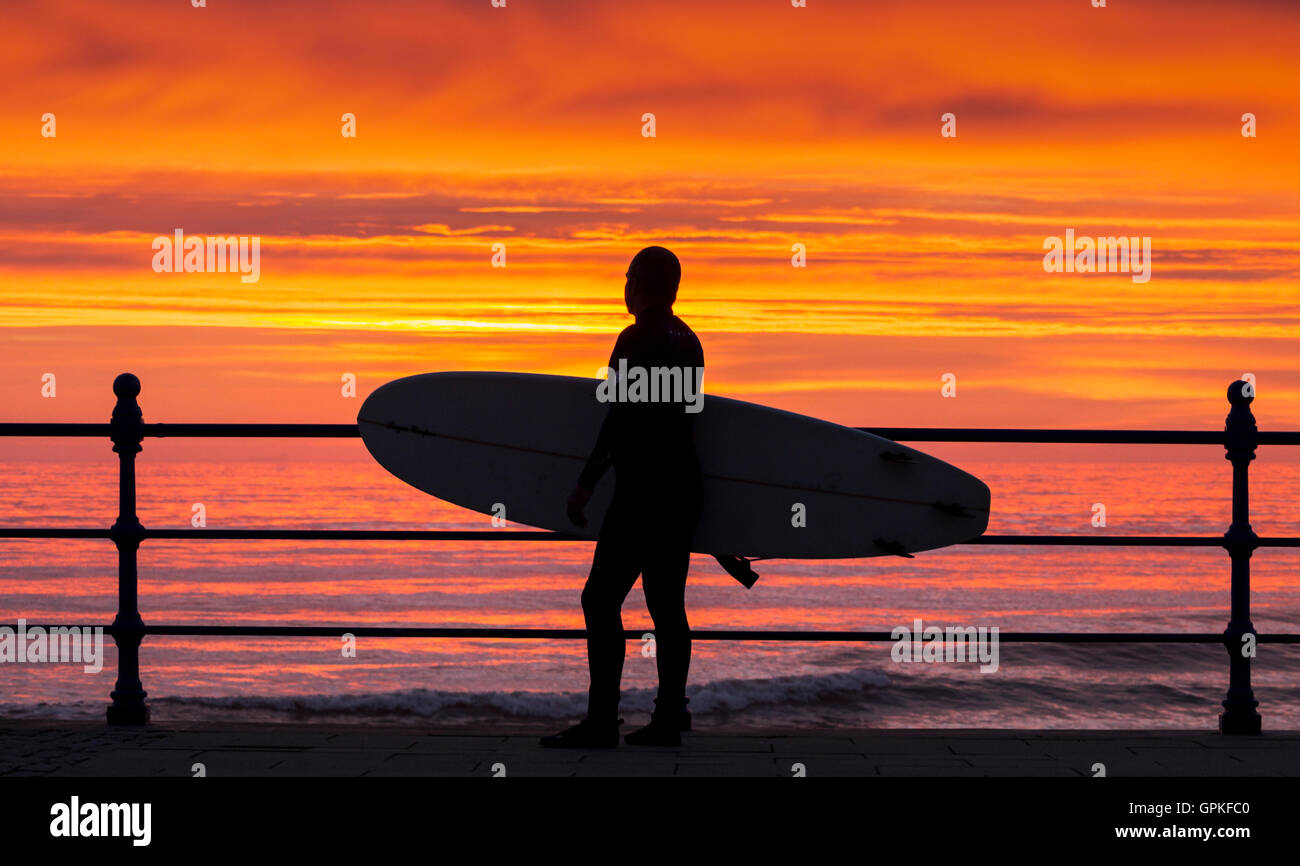 Surfer bei Sonnenaufgang bei Seaton Carew, Nordostengland, Großbritannien, Stockfoto