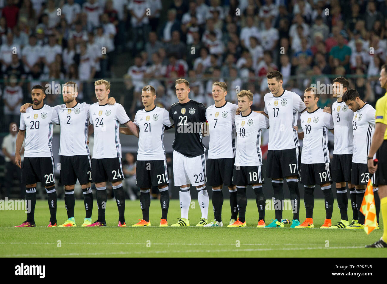 Deutschlands Karim Bellarabi (L-R), Shkodran Mustafi, Julian Brandt, Joshua Kimmich, Marc-Andre ter Stegen, Bastian Schweinsteiger, Max Meyer, Niklas Suele, Mario Goetze, Jonas Hector und Kevin Volland Stand vor der internationalen Fußball-match zwischen Deutschland und Finnland im Borussia-Park-Stadion in Mönchengladbach, 31. August 2016. Foto: MAJA HITIJ/dpa Stockfoto