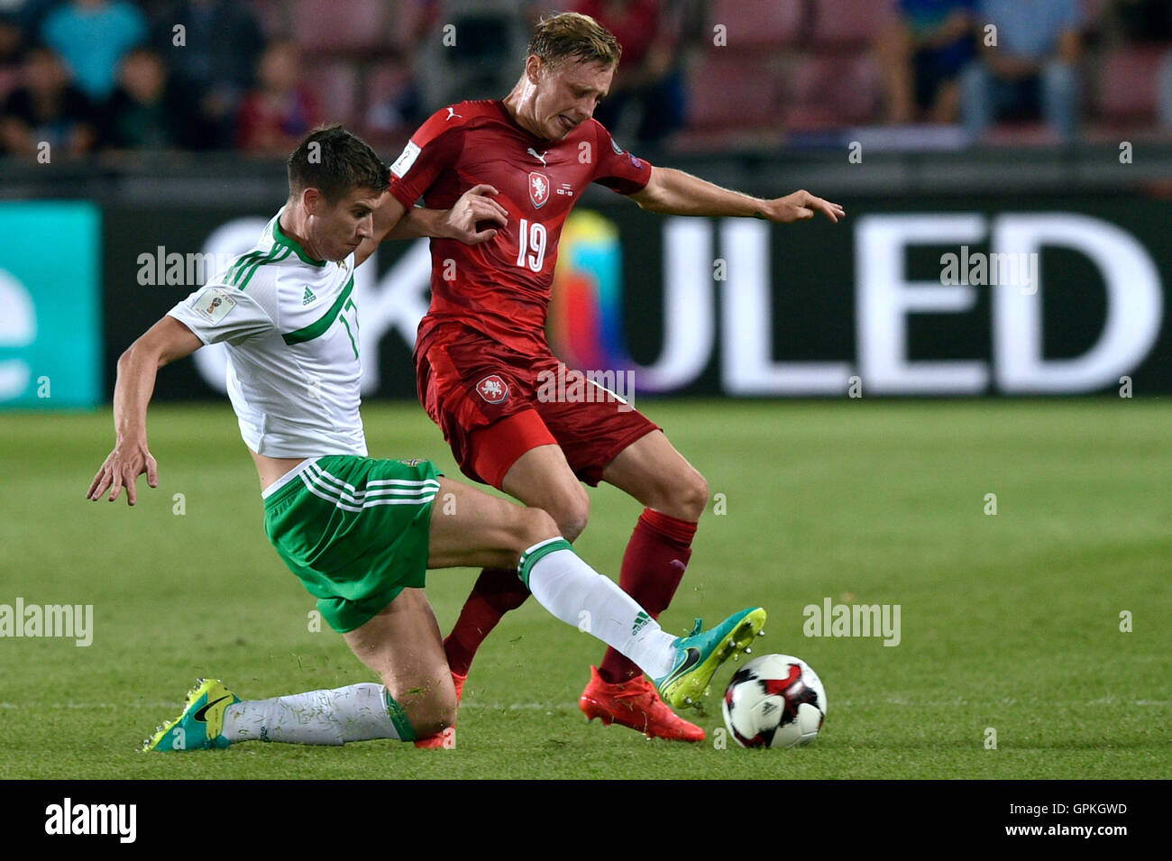 Prag, Tschechische Republik. 04. September 2016. Paddy McNair (NIR), links, und Ladislav Krejci (CZE) in Aktion während ihrer Qualifikation Fußball-Weltmeisterschaft Gruppe C entsprechen Tschechische Republik vs. Nordirland gespielt in Prag, Tschechische Republik, 4. September 2016. © Michal Kamaryt/CTK Foto/Alamy Live-Nachrichten Stockfoto