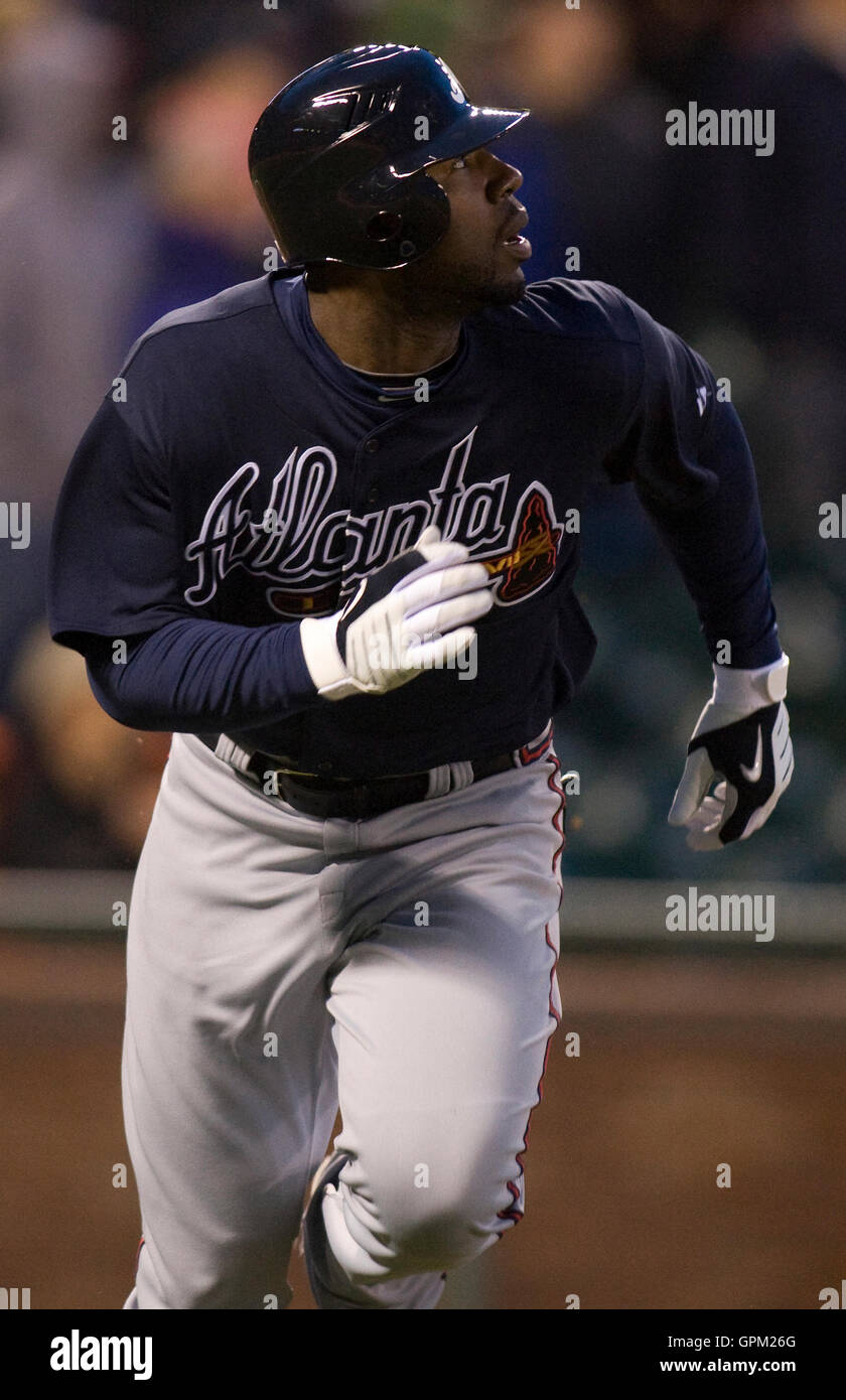 11. April 2010; San Francisco, CA, USA;  Atlanta Braves Center Fielder Jason Heyward (22) schlägt einen Solo Homerun während der neunten Inning gegen die San Francisco Giants im AT&T Park.  San Francisco besiegte Atlanta 6-3. Stockfoto