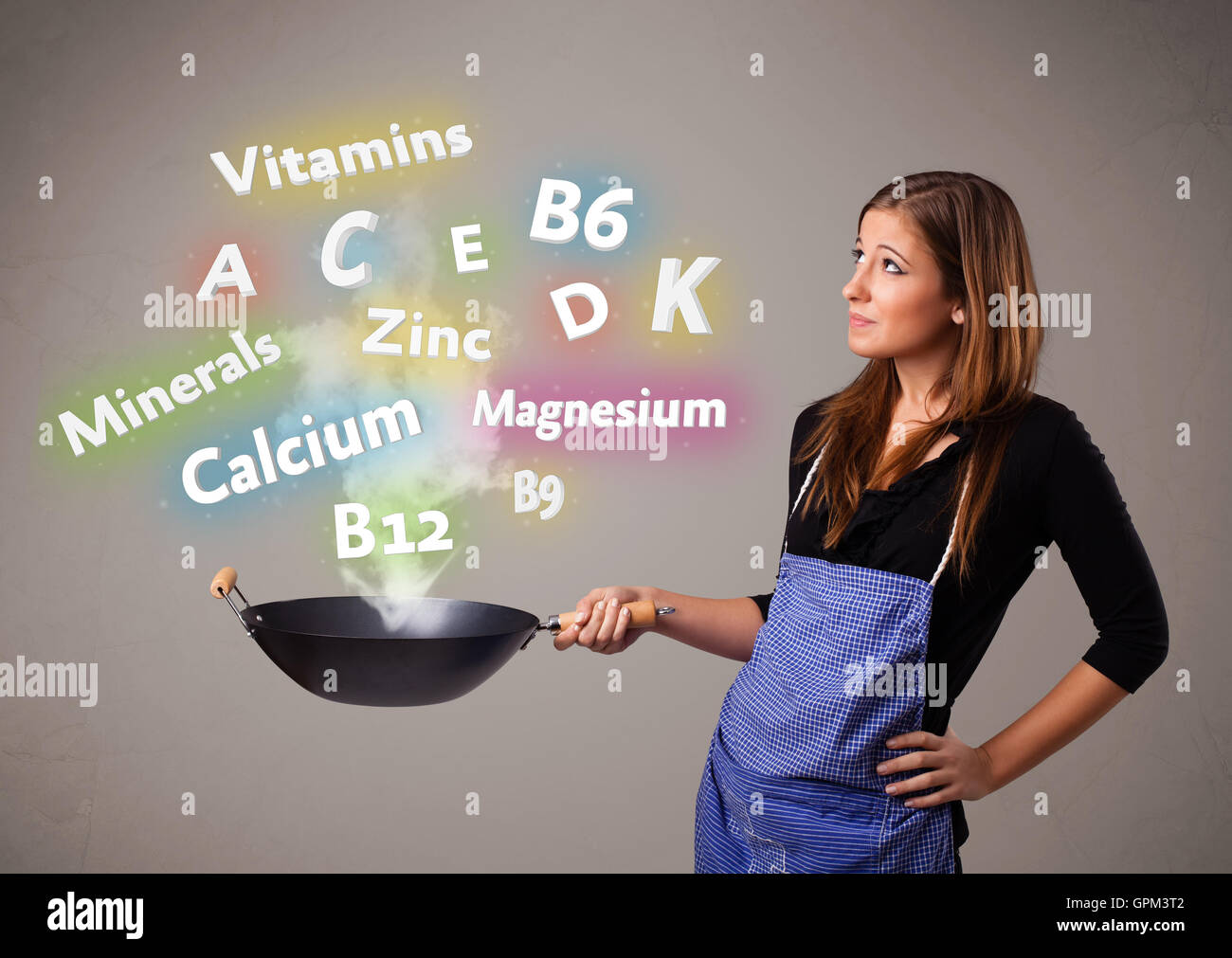 Junge Frau Kochen Vitamine und Mineralstoffe Stockfoto