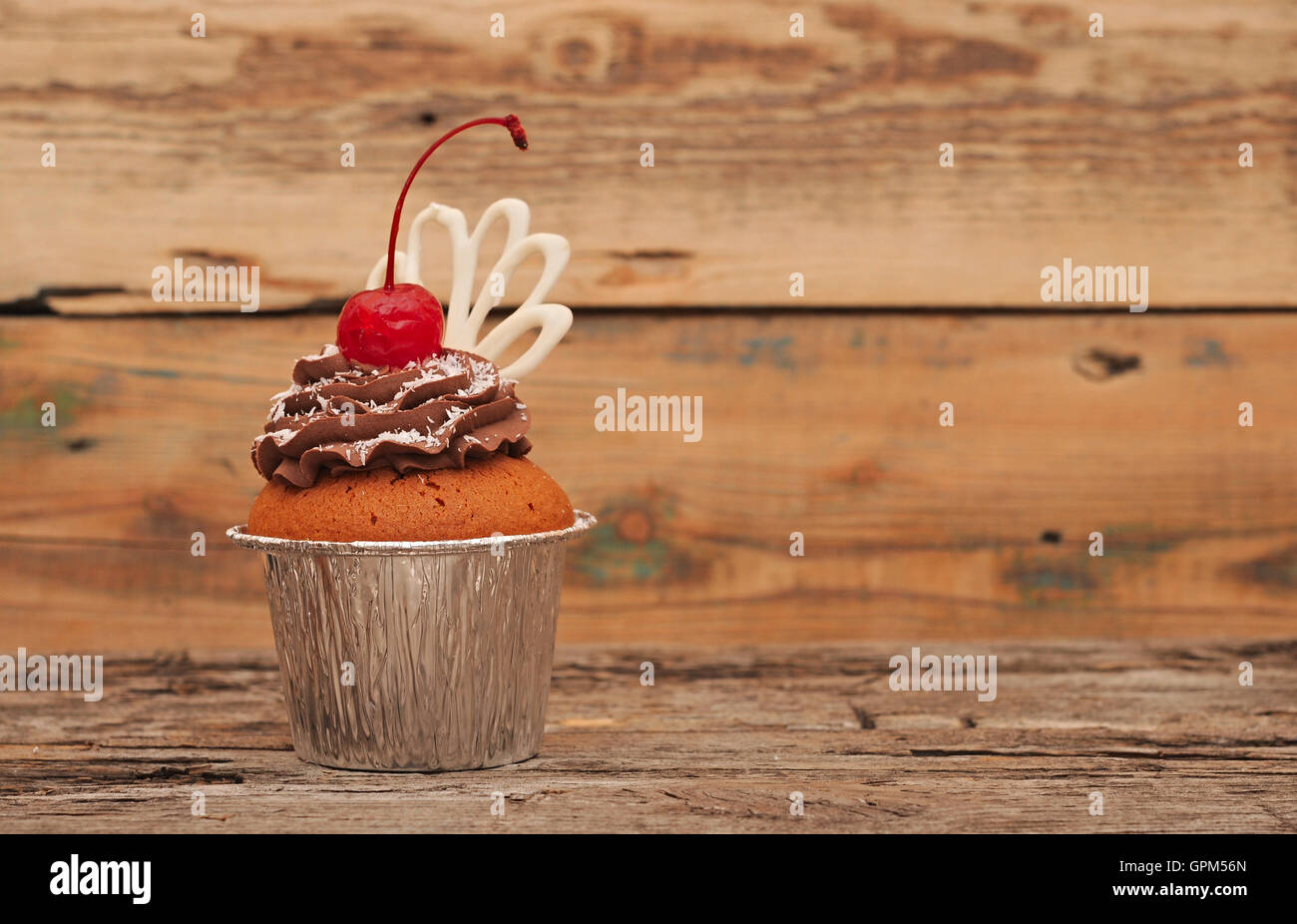Kirsche Schokoladentörtchen auf alten hölzernen Hintergrund Stockfoto