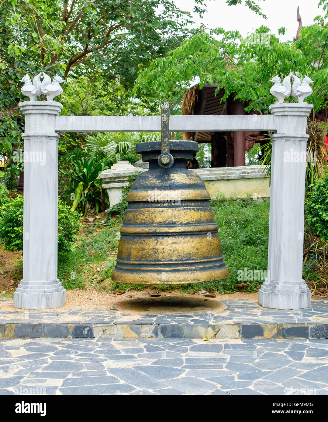 Traditionelle große Messingglocke in Thailand. Stockfoto