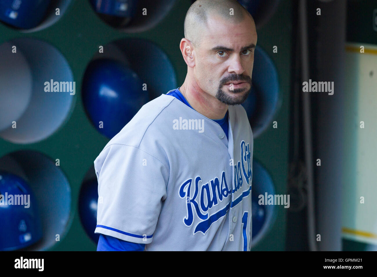 2. August 2010; Oakland, Kalifornien, USA;  Kansas City Royals Catcher Jason Kendall (18) vor dem Spiel gegen die Oakland Athletics im Oakland-Alameda County Coliseum. Oakland besiegte Kansas City 6-0. Stockfoto