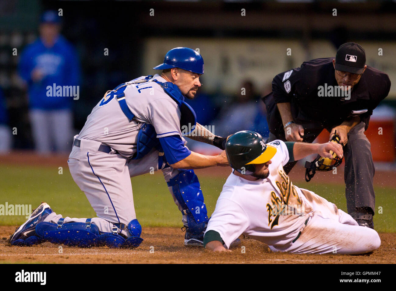 August 2, 2010; Oakland, Ca, USA; Kansas City Royals catcher Jason Kendall (18) Tags aus Oakland Athletics Feldspieler Matt Watson (26) Zu Hause Platte während des vierten Inning am Oakland links Oakland-Alameda County Coliseum. Stockfoto