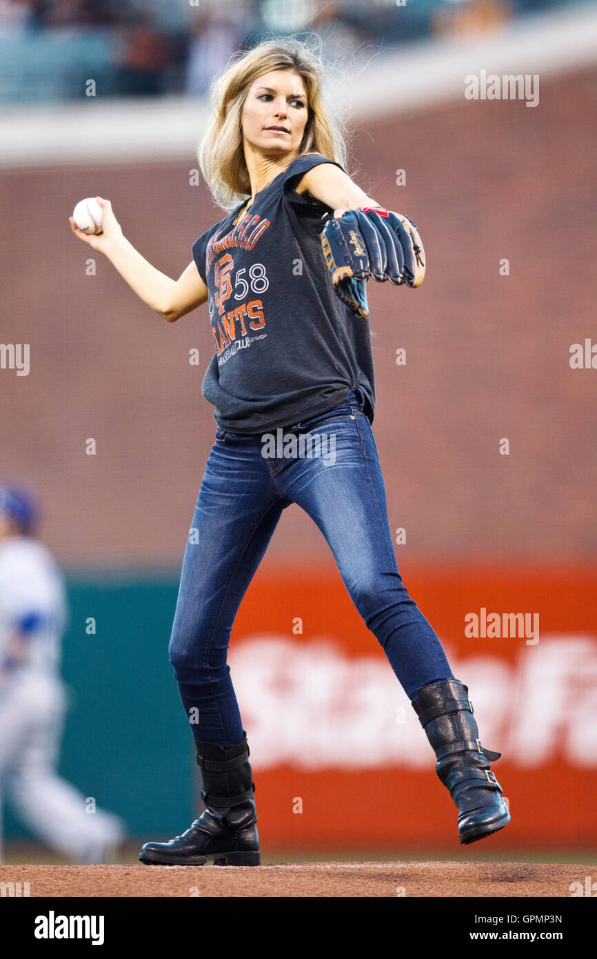 September 15, 2010, San Francisco, Ca, USA; Marisa Miller wirft aus der Bohrung Taktabstand vor dem Spiel zwischen den San Francisco Giants und die Los Angeles Dodgers at&t Park. Stockfoto