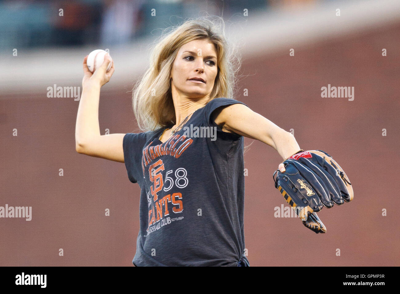15. September 2010; San Francisco, CA, USA;  Marisa Miller wirft die Eröffnung Tonhöhe vor dem Spiel zwischen den San Francisco Giants und die Los Angeles Dodgers im AT&T Park. Stockfoto