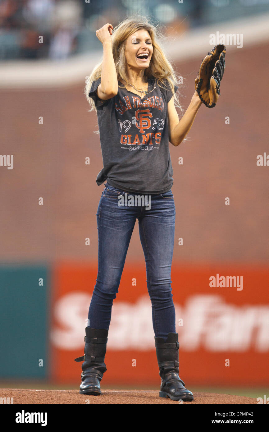 15. September 2010; San Francisco, CA, USA;  Marisa Miller wirft die erste Seillänge vor dem Spiel zwischen den San Francisco Giants und die Los Angeles Dodgers im AT&T Park.  San Francisco besiegte Los Angeles 2-1. Stockfoto