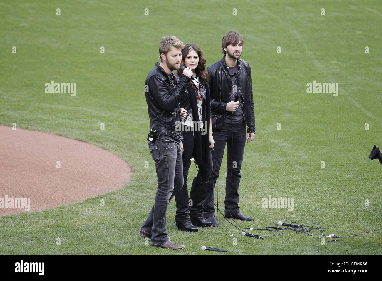 Oktober 2010; San Francisco, CA, USA; Charles Kelley (links) und Hillary Scott (Mitte) und Dave Haywood von der Band Lady Antebellum spielen die Nationalhymne vor dem zweiten Spiel der World Series 2010 zwischen den San Francisco Giants Stockfoto