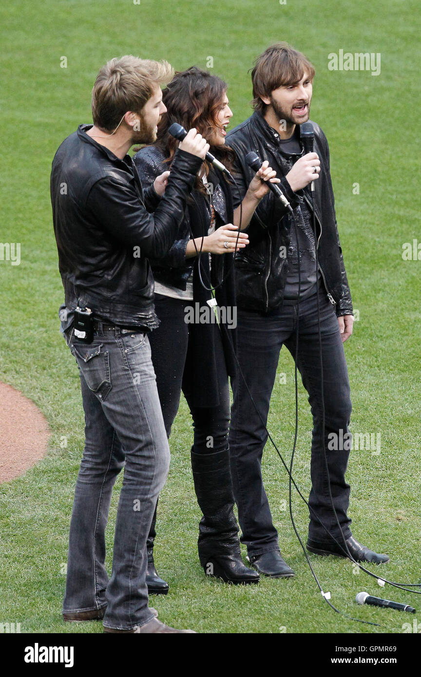 Oktober 2010; San Francisco, CA, USA; Charles Kelley (links) und Hillary Scott (Mitte) und Dave Haywood von der Band Lady Antebellum spielen die Nationalhymne vor dem zweiten Spiel der World Series 2010 zwischen den San Francisco Giants Stockfoto
