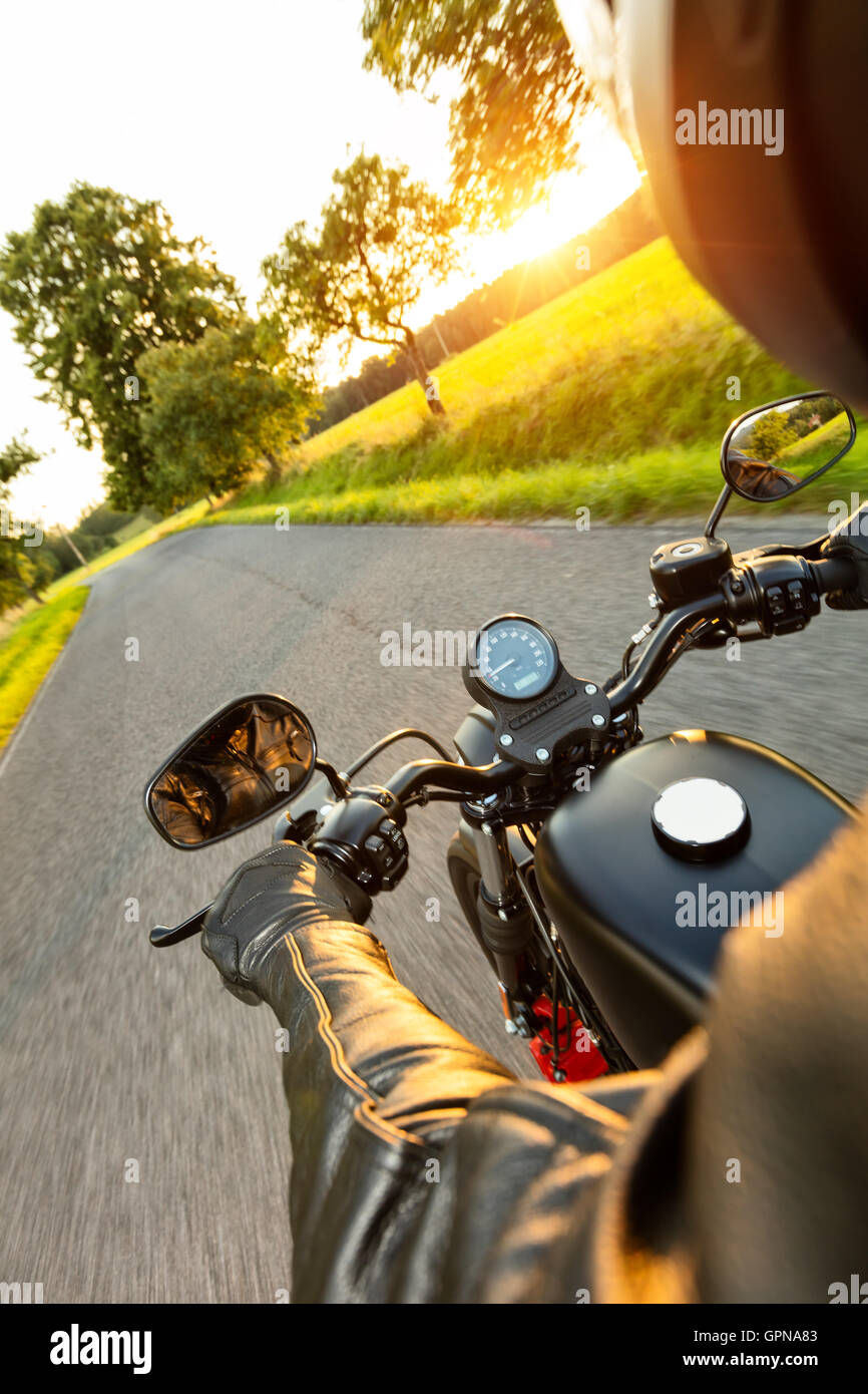 Motorrad-Fahrer fahren auf der Autobahn im schönen Abendlicht. Schuss aus Fahrersicht Sozius Stockfoto