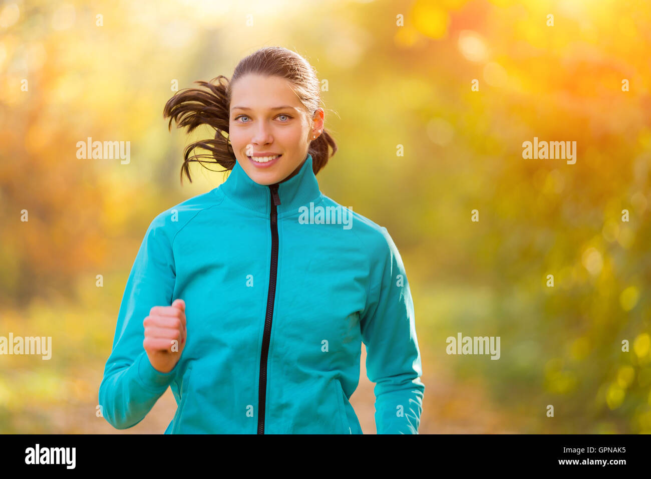 Athlet junge Frau läuft im Sonnenaufgang Morgentraining für Marathon und Fitness. Gesunden, aktiven Lebensstil im freien Stockfoto