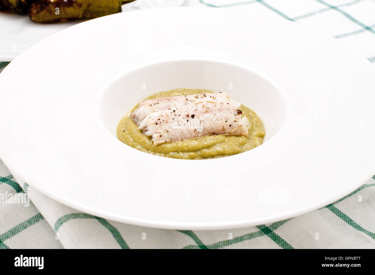 Fisch gekocht gebackener Kabeljau mit Friggitelli gekocht in einer ...