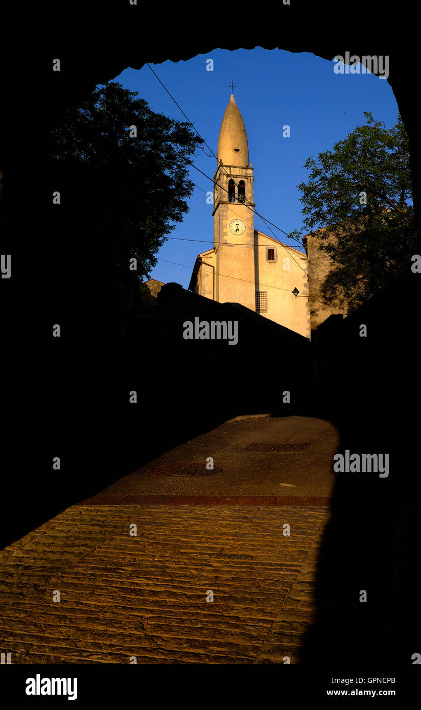 Der Turm der Pfarrkirche von der Prophet Daniel in Štanjel, Vipana Tal, Slowenien. Die Kirche wurde im 15. Jahrhundert als die Gruft des Grafen von Cobenzl gebaut. Die Zitrone-förmigen Kirchturm wurde 1609 erbaut. Stockfoto