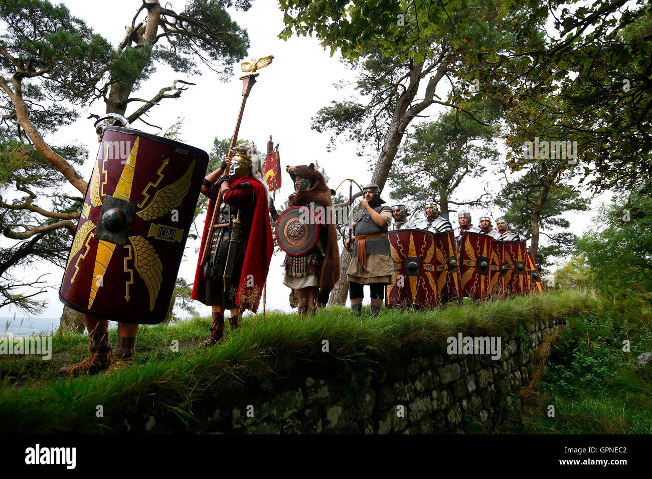 Römische Soldaten gehen in der Dämmerung vor der Teilnahme in einem Re-Enactment-Kampf mit den Barbaren als Bestandteil der 2016 Hadrians Wall live auf Patrouille entlang der Hadrianswall bei Housesteads in Northumberland. Stockfoto