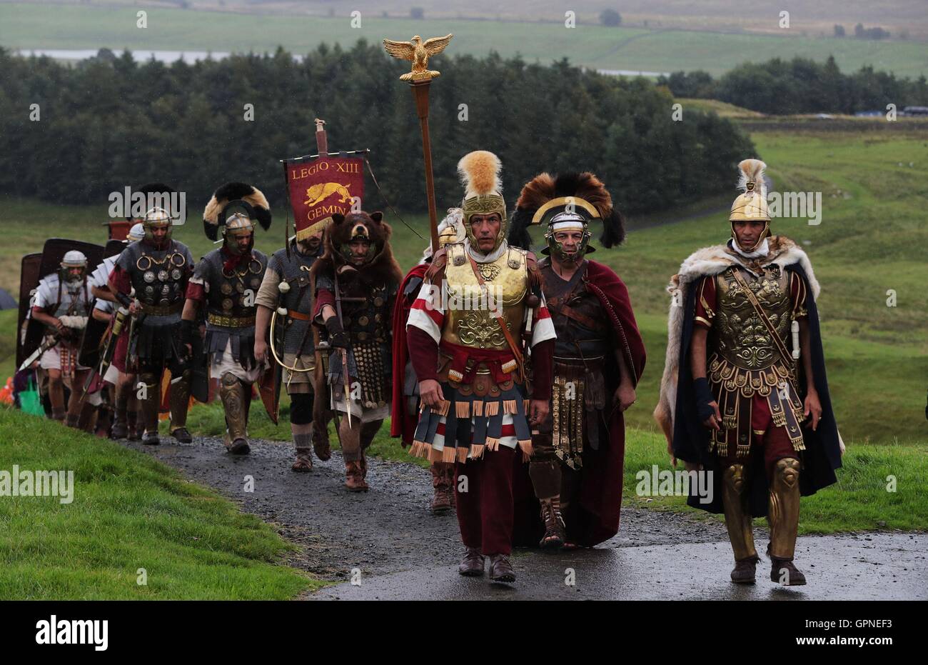 Römische Soldaten gehen in der Dämmerung vor der Teilnahme in einem Re-Enactment-Kampf mit den Barbaren als Bestandteil der 2016 Hadrians Wall live auf Patrouille entlang der Hadrianswall bei Housesteads in Northumberland. Stockfoto