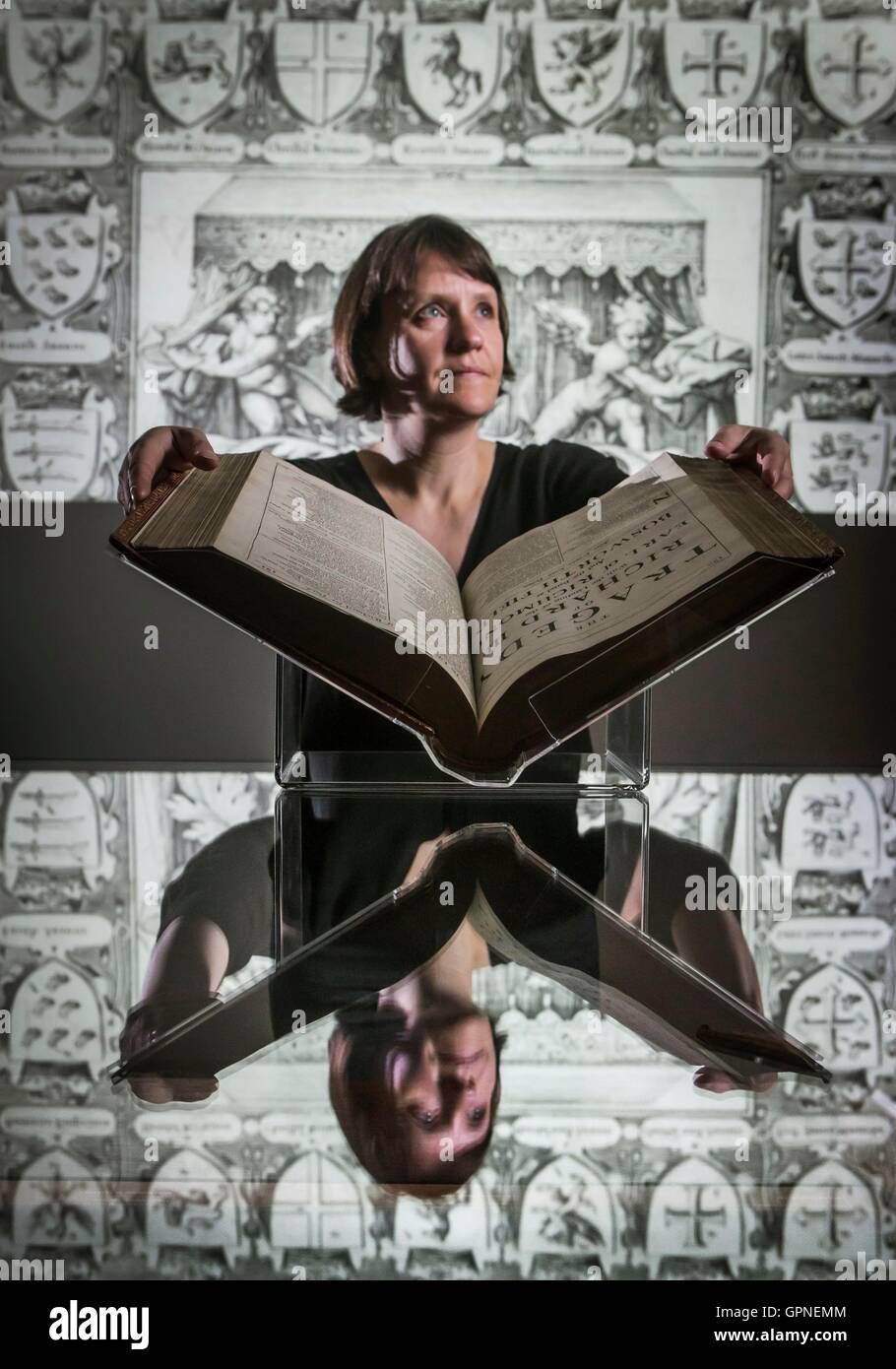 Embargo, 0001 Montag, 5. September Leeds University Rhiannon Lawrence-Francis mit Shakespeares Komödien, Geschichten und Tragödien, (das vierte Folio), 1685, die auf dem Display als Teil einer Ausstellung anlässlich der 400 Jahre seit der Dramatiker Tod an der Universität neue Schätze der Brotherton Galerie geht. Stockfoto