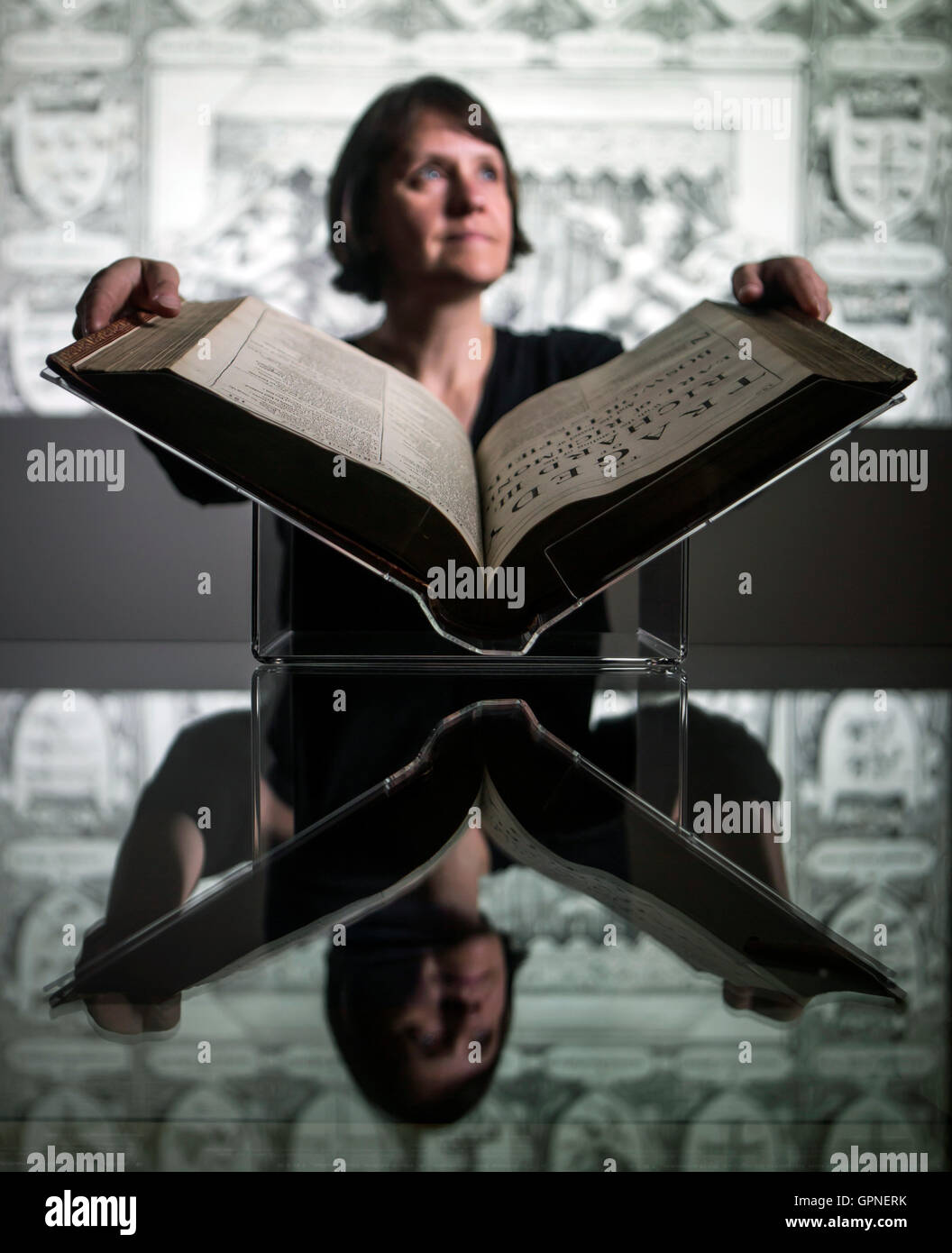 Embargo, 0001 Montag, 5. September Leeds University Rhiannon Lawrence-Francis mit Shakespeares Komödien, Geschichten und Tragödien, (das vierte Folio), 1685, die auf dem Display als Teil einer Ausstellung anlässlich der 400 Jahre seit der Dramatiker Tod an der Universität neue Schätze der Brotherton Galerie geht. Stockfoto