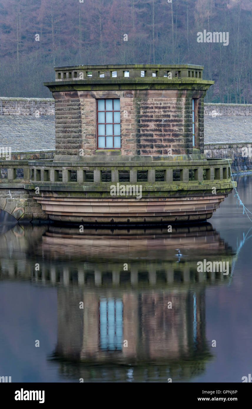 Bezugstaste Turm auf Ladybower Vorratsbehälter, Derbyshire, England, UK Stockfoto
