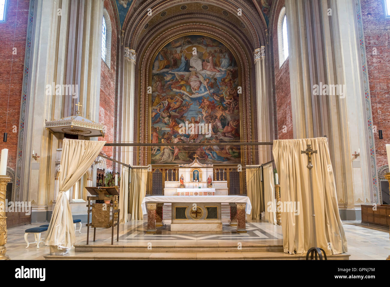 Interieur und Altar Fresko der Kirche St. Louis oder der Ludwigskirche in München, Bayern, Deutschland Stockfoto