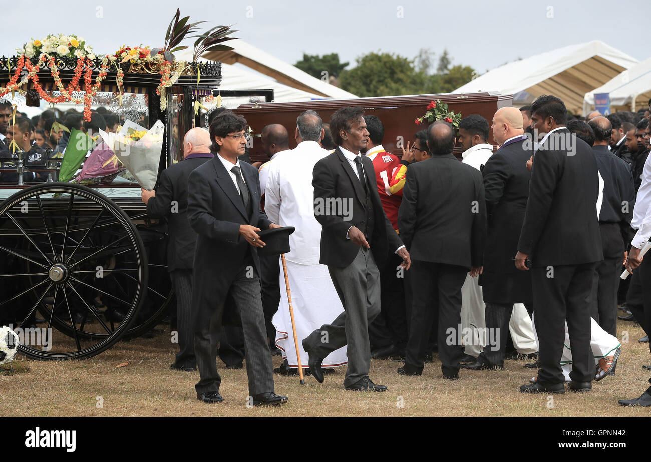 Särge werden auf Pferdekutschen zum Krematorium nach der Beerdigung über Winns gemeinsamen Park in London die 5 Freunde getroffen werden Verstorbene in Camber Sands, in der Nähe von Roggen in East Sussex letzten Monat geladen. Stockfoto