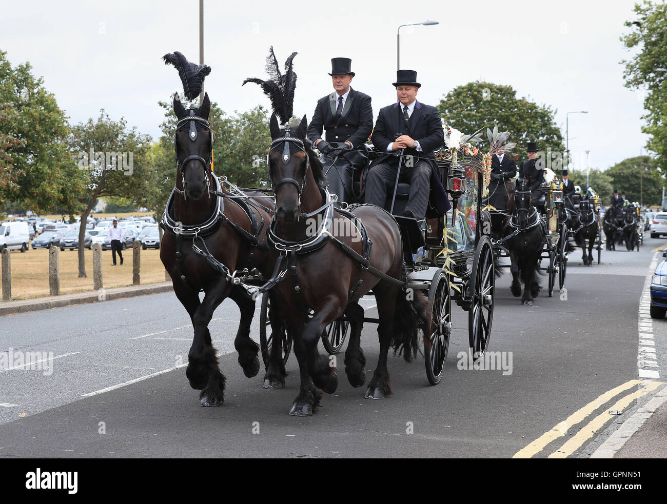 Fünf Särge werden von Pferdekutschen zum Krematorium nach der Beerdigung auf Winns gemeinsamen Park in London von den fünf Freunden genommen der Camber Sands, in der Nähe von Roggen in East Sussex letzten Monat starb. Stockfoto