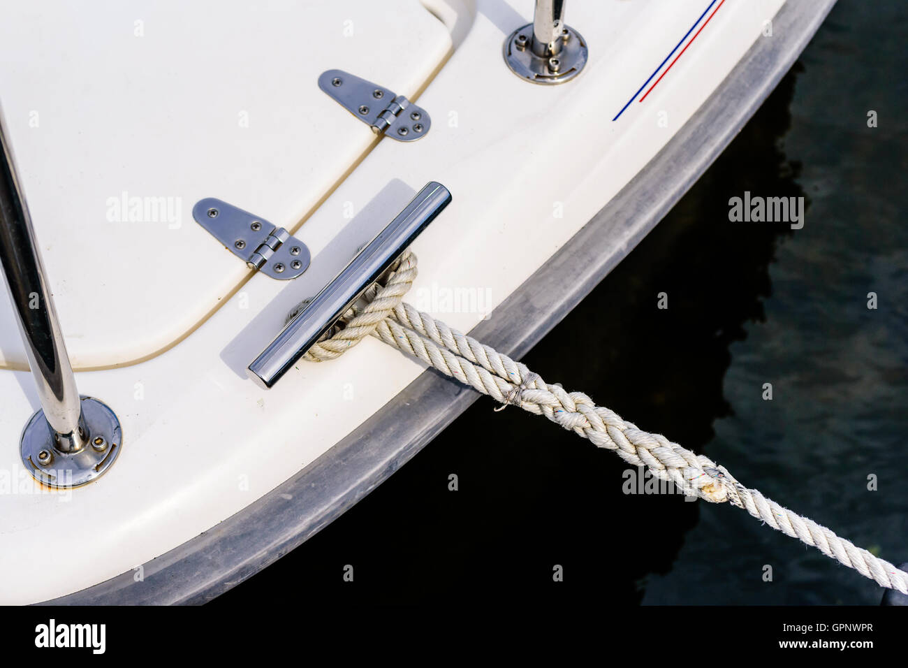 Seil befestigt, Boot in der Marina festgemacht. Stockfoto