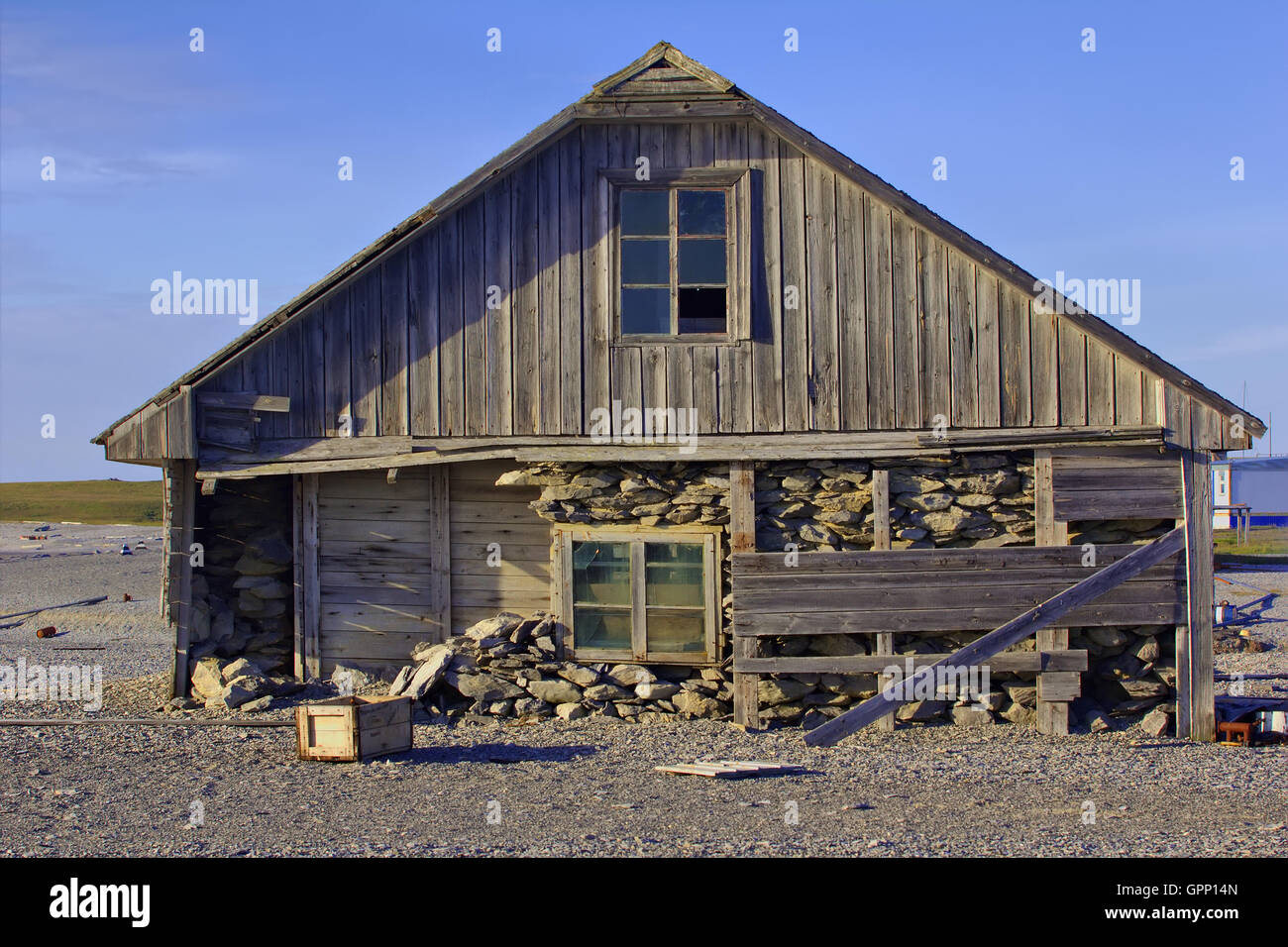 Das alte Haus wird von Brettern und Steinen in drei Schichten aufgebaut. Durch Hurrikan zerstört. Barentssee Stockfoto