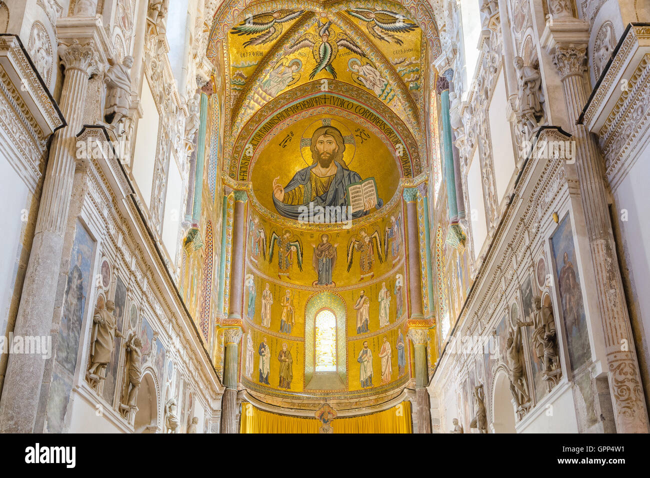 Innenraum der Kathedrale-Basilika von Cefalu. Mosaik des Christus. Stockfoto
