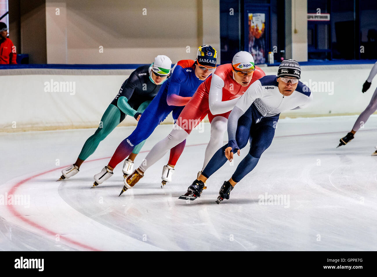 Gruppe von Männern Skater zum Aufwärmen während der Sommer-Pokal im Eisschnelllauf Stockfoto