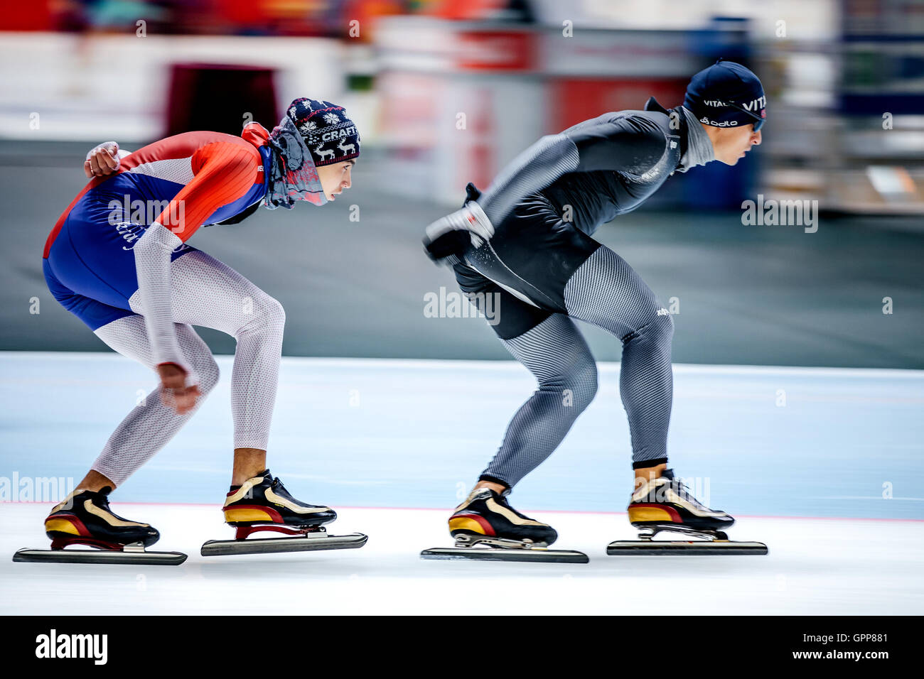 zwei Männer Skater Rennen hinter anderen während der Sommer-Pokal im Eisschnelllauf Stockfoto