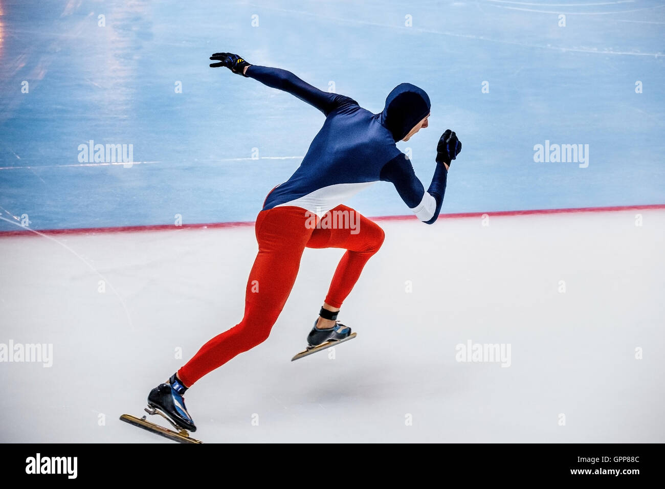 schnellen Start männliche Eiskunstläufer, während Sommer Cup im Eisschnelllauf sprint Stockfoto