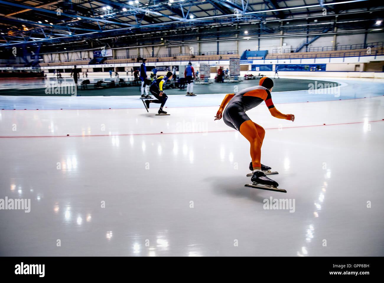 Wettbewerb zwei Athleten Skater Rennen sprint während Sommer Cup im Eisschnelllauf Stockfoto