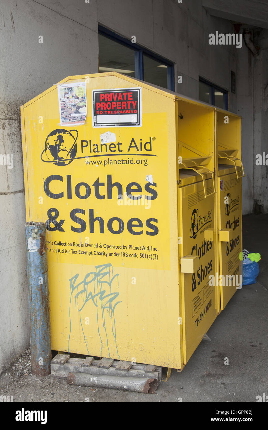 Bekleidung Drop-off bin für Planeten helfen eine internationale Hilfsorganisation, die Menschen in Not auf der ganzen Welt zu helfen. Brooklyn, NY. Stockfoto