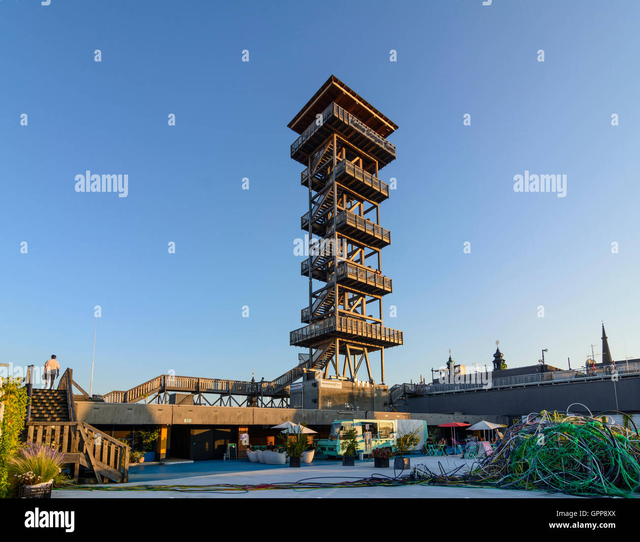hölzerne Aussichtsturm "Keine Sorgen Turm" und die Installation in der Ausstellung "Höhenrausch 2016" in OÖ Kulturquartier in Linz, O Stockfoto