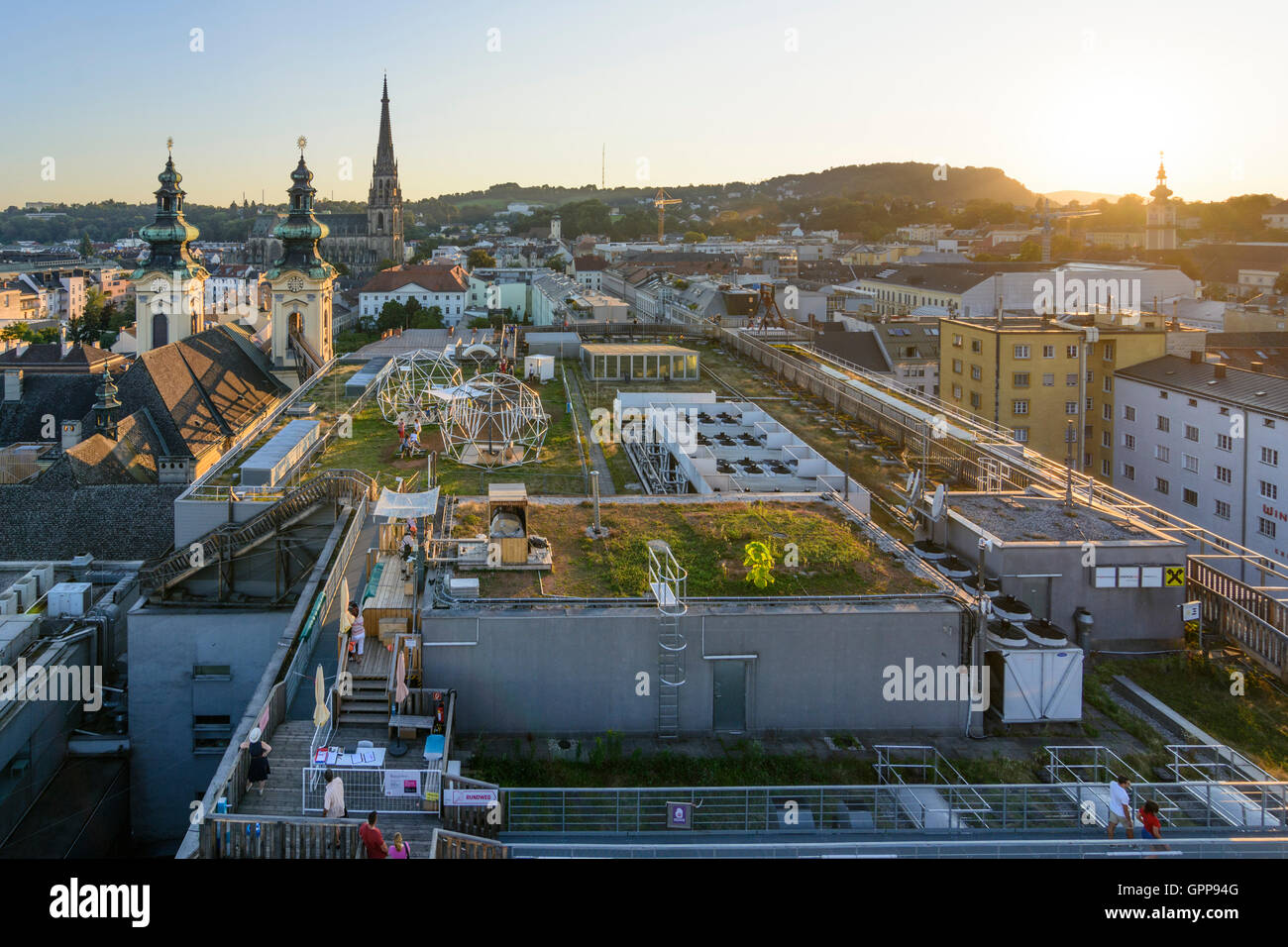 Blick vom Aussichtsturm zum Einbau in Ausstellung "Höhenrausch 2016" und Kirche Ursulinenkirche und neue Kathedrale in Lin Stockfoto