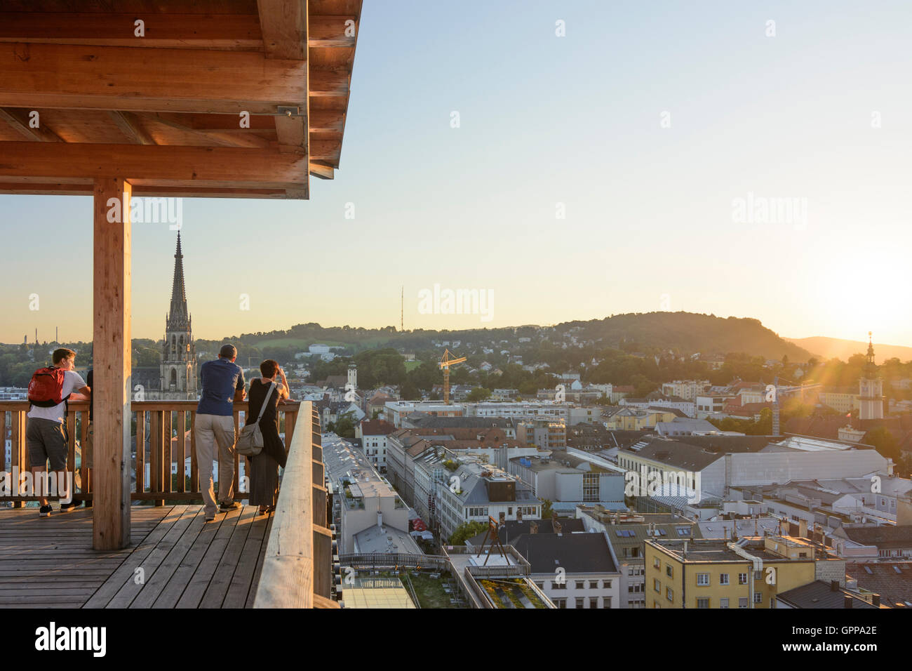 Blick vom Aussichtsturm in Ausstellung "Höhenrausch 2016" zum neuen Dom in Linz, Oberösterreich, Oberösterreich, Österreich Stockfoto