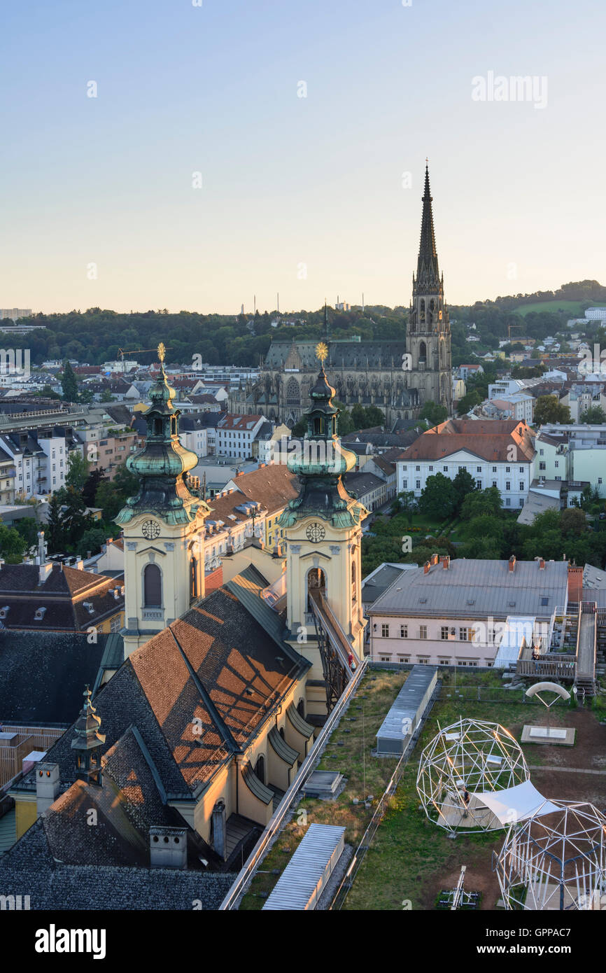 Blick vom Aussichtsturm zum Einbau in Ausstellung "Höhenrausch 2016" und Kirche Ursulinenkirche und neue Kathedrale in Lin Stockfoto