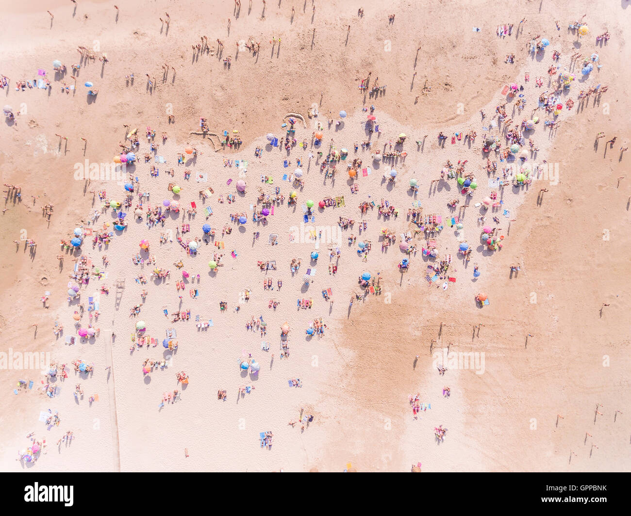 Überfüllten Strand Los Lances Tarifa, Costa De La Luz, Cádiz, Andalusien, Südspanien, Europa. Stockfoto