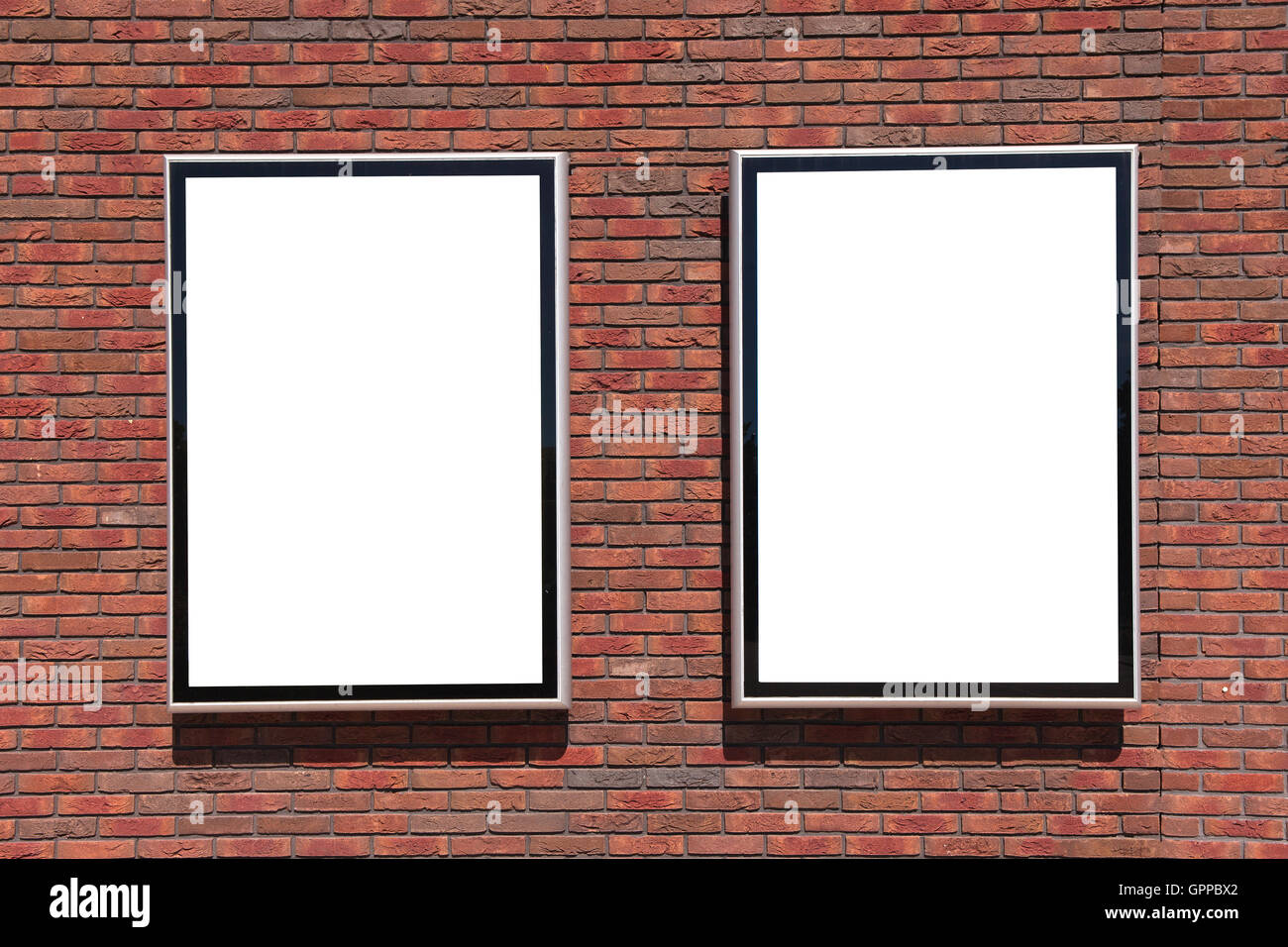 Leeren Plakatwand mit auf einer roten Backsteinmauer Stockfoto