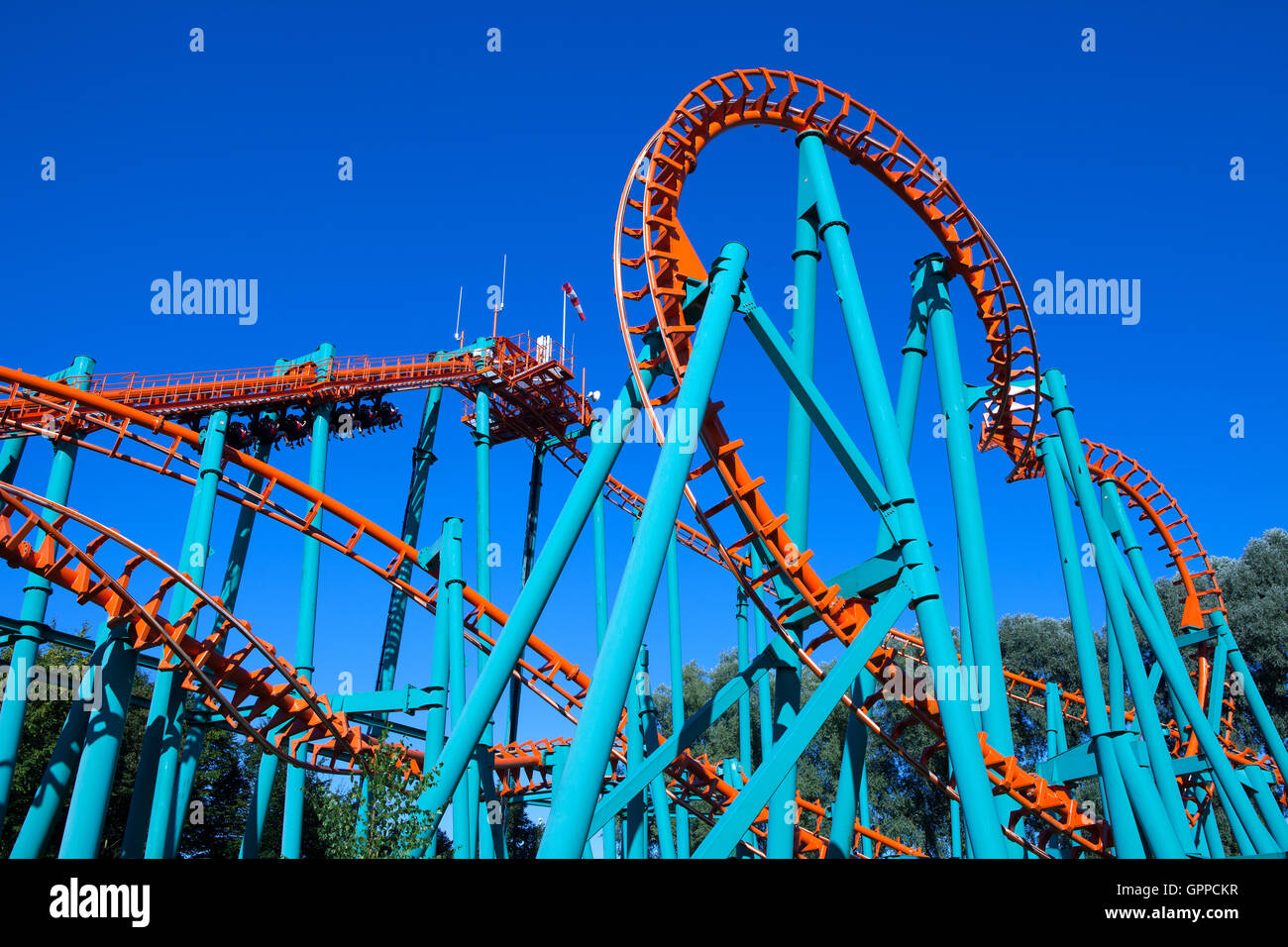 Orange Achterbahn mit blauen Himmel im Hintergrund Stockfoto