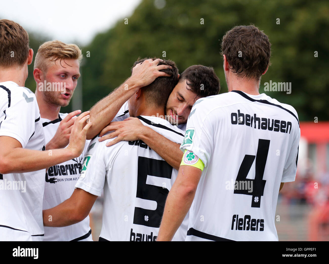 Sport, Fußball, Regionalliga West, 2016/2017, Rot Weiss Oberhausen gegen Sportfreunde Siegen 7:1, Stadion Niederrhein in Oberhausen, Freude an der 3:1, v.l.n.r.: Oliver Steurer (RWO), Kai Nakowitsch (RWO), Ziel-Torjäger Patrick Bauder (RWO), Alexander Scheelen (RWO), Teamleiter Robert Flessers (RWO) Stockfoto