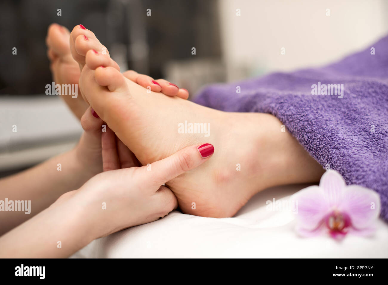 Frau, die eine Pediküre-Behandlung in einem Spa oder Beauty-Salon mit der Fußpflegerin, die Füße massieren. Stockfoto