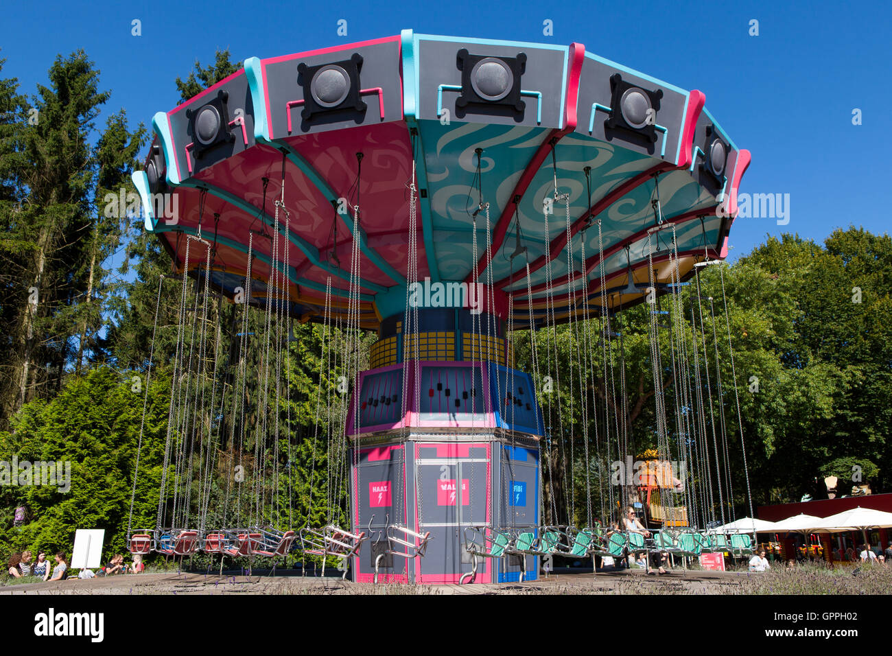 High-Speed-Karussell mit Parkbesucher während einer Fahrt im Freizeitpark Walibi. Stockfoto