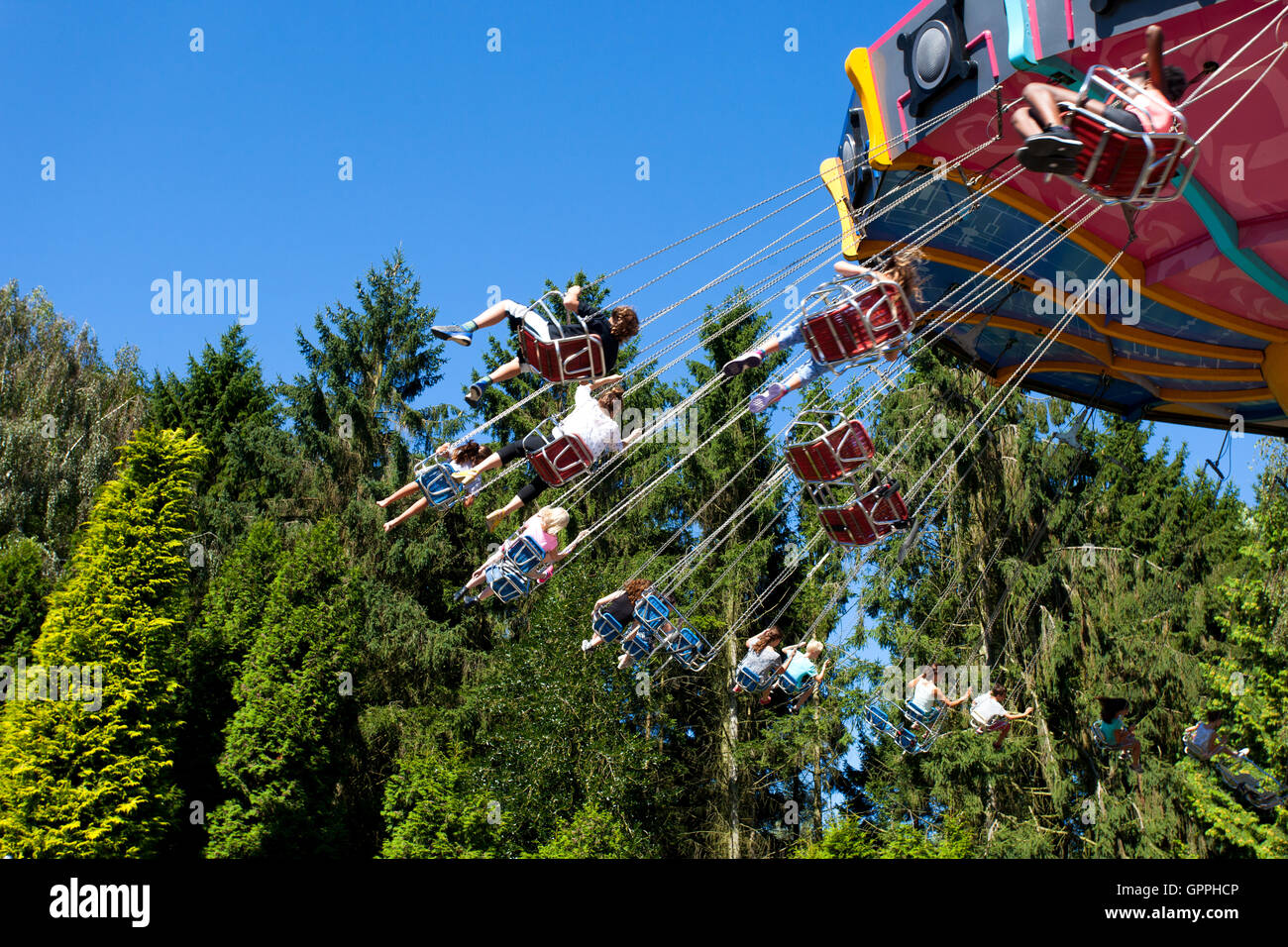High-Speed-Karussell mit Parkbesucher während einer Fahrt im Freizeitpark Walibi. Stockfoto