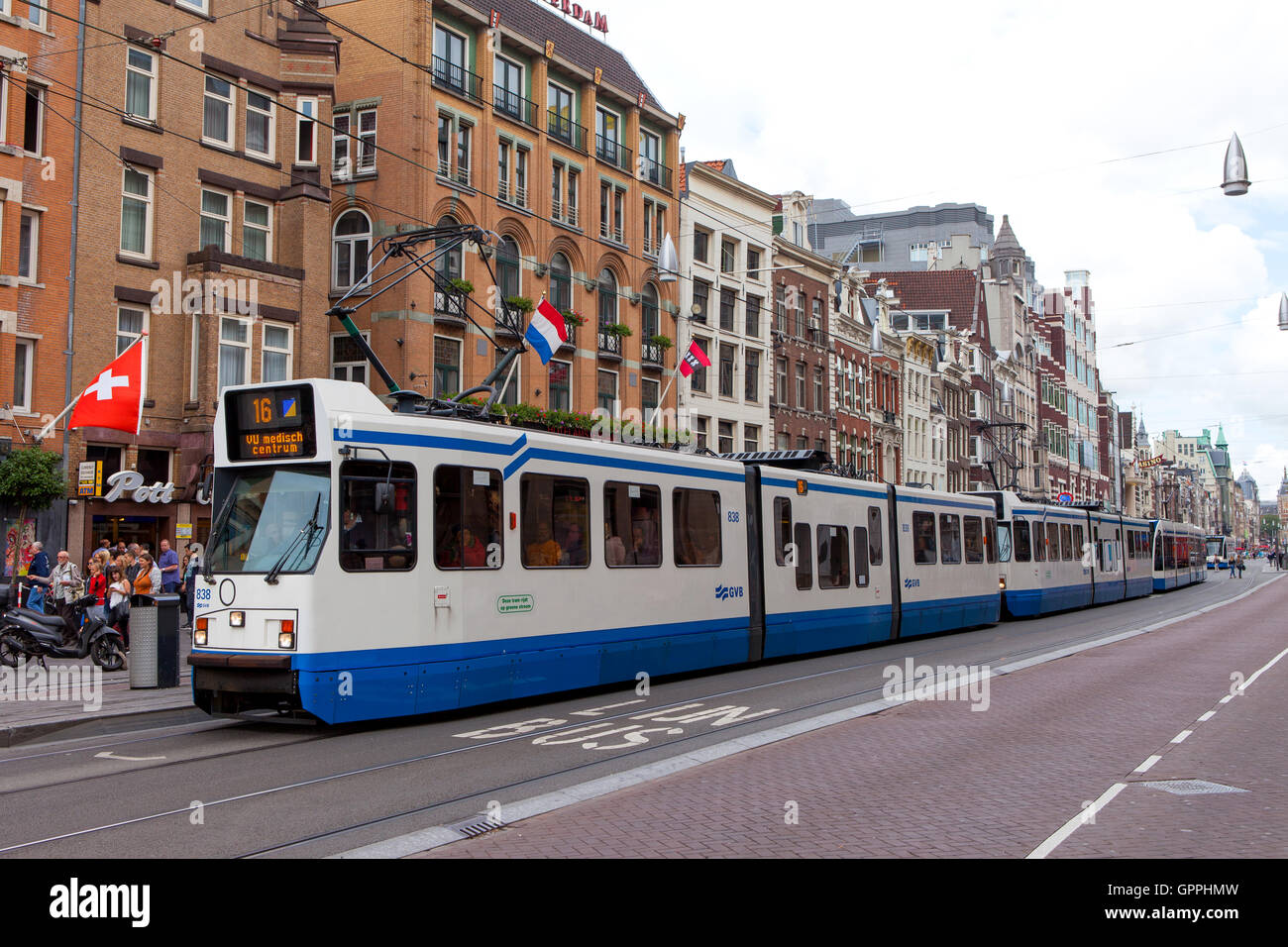 Straßenbahn (Schienenfahrzeug auf Schienen entlang öffentlicher Straßen verlaufenden) neben dem dam Square, Amsterdam, Niederlande Stockfoto