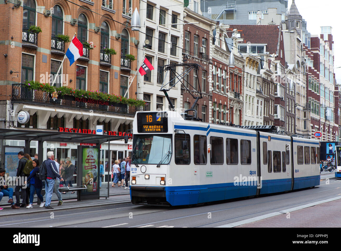 Straßenbahn (Schienenfahrzeug auf Schienen entlang öffentlicher Straßen verlaufenden) neben dem dam Square, Amsterdam, Niederlande Stockfoto