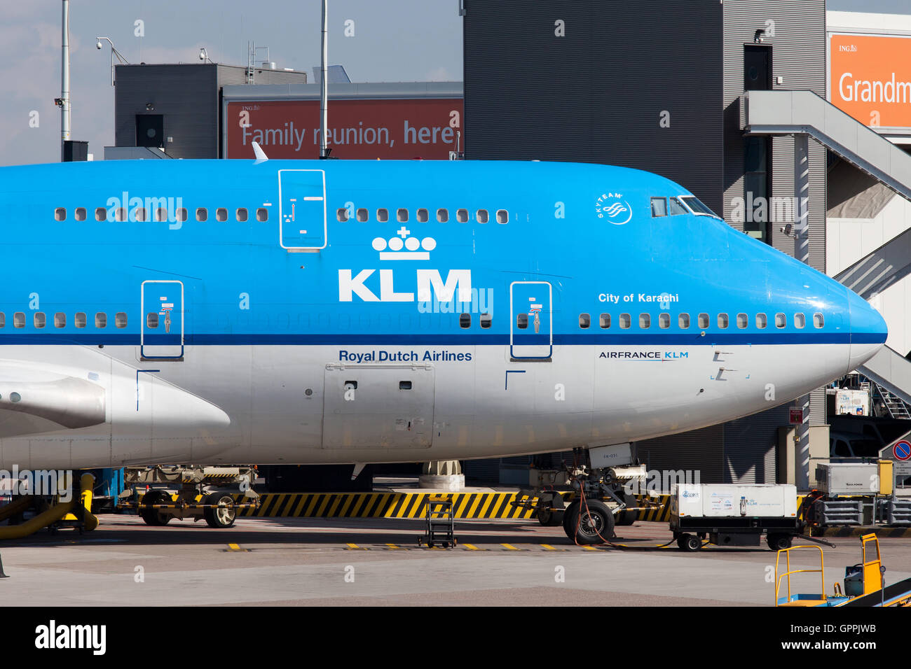 KLM Boeing 747 Parken am Flughafen Amsterdam Schiphol, KLMs Heimatflughafen. Stockfoto