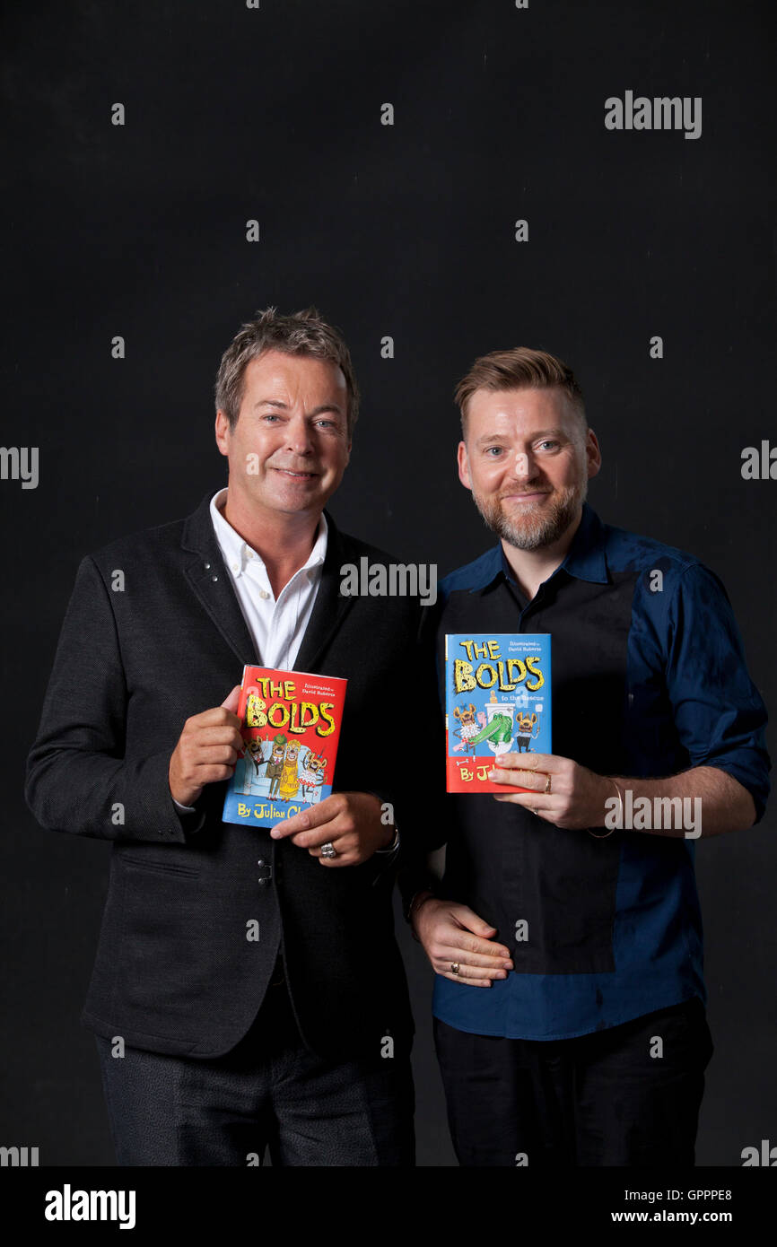 Julian Clary (links), der englische Komiker und Schriftsteller mit David Roberts, die preisgekrönte Illustratorin, auf dem Edinburgh International Book Festival. Edinburgh, Schottland. 20. August 2016 Stockfoto