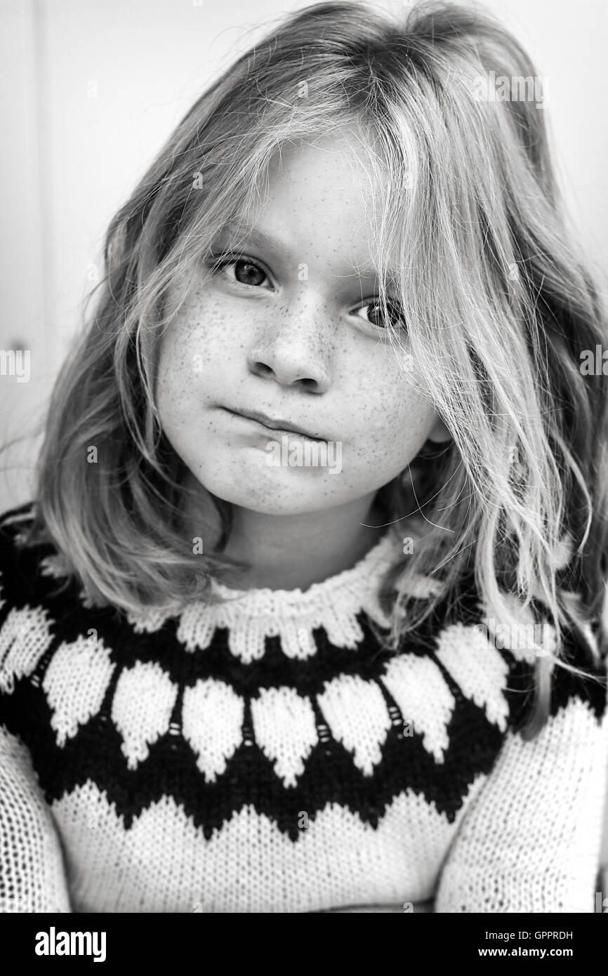 Junges Mädchen mit einem zerzaustes Haar und trägt einen Pullover. Stockfoto
